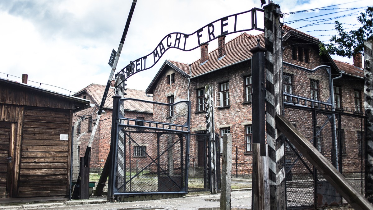 Obcokrajowcy, którzy wynosili dziś z Muzeum Auschwitz-Birkenau cegły z krematorium, usłyszeli zarzuty kradzieży dóbr o szczególnym znaczeniu dla kultury. Oboje przyznali się do winy i dobrowolnie poddali się karze - poinformował sierżant Mateusz Drwal z zespołu prasowego małopolskiej policji.