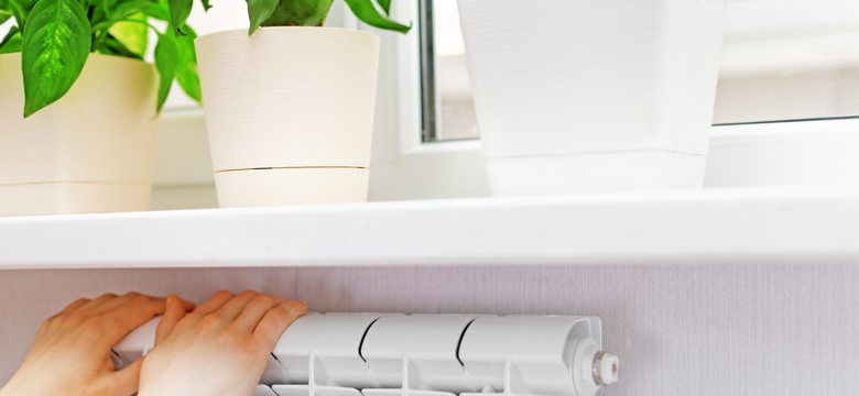 Chcesz niższe rachunki zimą? Jeden prosty trik przy kaloryferze, który działa natychmiast