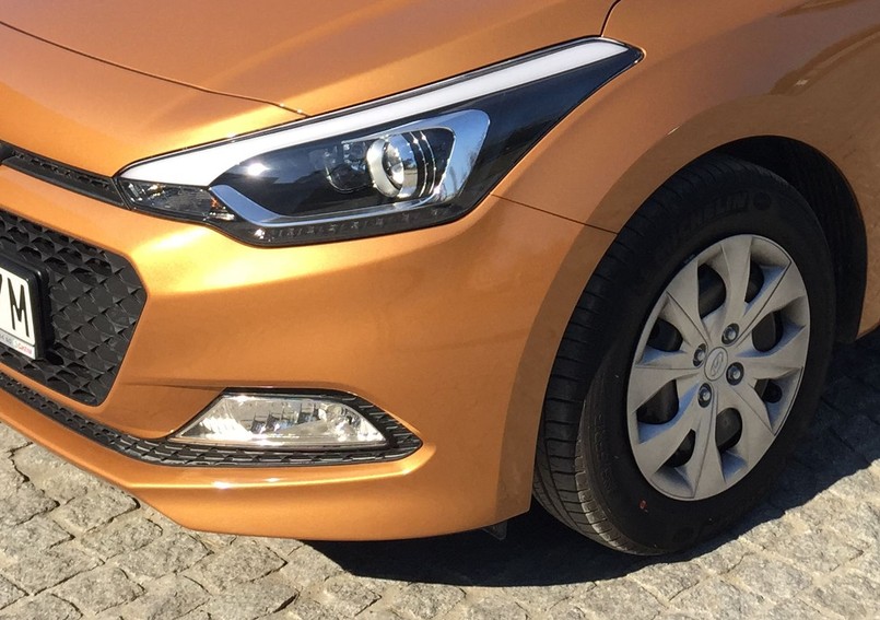 Hyundai i20 zadebiutował w 2008 roku i zastąpił na rynku model getz. Po drodze samochód przeszedł lifting, aż wreszcie przyszła pora na drugie wcielenie tego auta klasy B. Koreański koncern właśnie wjechał do Polski nową generację i20. Zobacz, jak wygląda i ile kosztuje najmłodsze dziecko Hyundaia. Skoda i Toyota płoną ze wstydu…