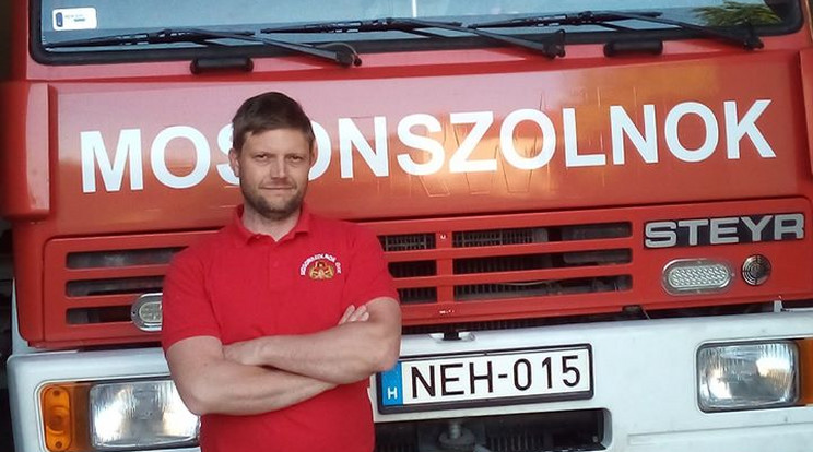 Horváth Gábor önkéntes tűzoltó kihúzta a roncsból az autóbaleset sérültjét, és a mentőkkel telefonon tartva a kapcsolatot végezte a szívmasszázst 