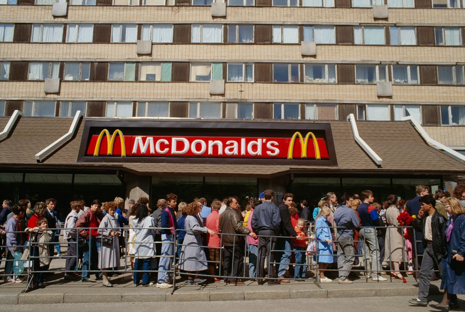 Ludzie w kolejce w dniu otwarcia pierwszej w Rosji restauracji McDonald's na Placu Puszkina w Moskwie, 31 stycznia 1990 r.