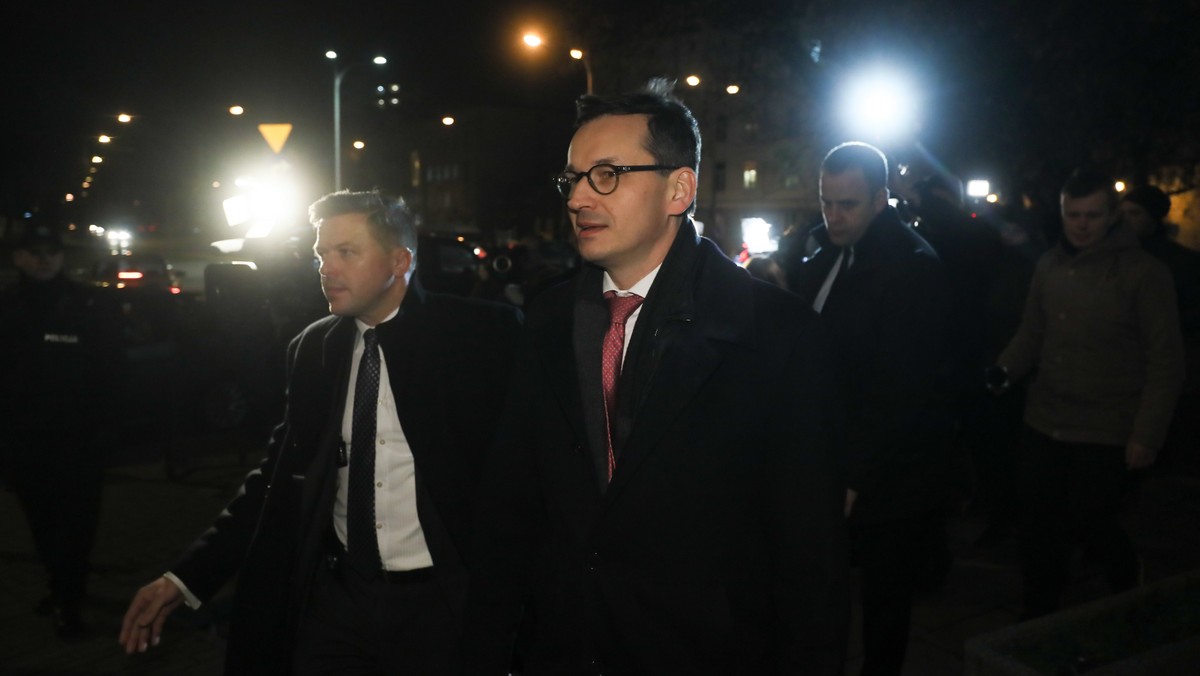 Po niespełna dwóch godzinach zakończyło się spotkanie kierownictwa PiS. Marszałek Senatu Stanisław Karczewski opuszczając siedzibę PiS potwierdził w rozmowie z dziennikarzami, że jednym z tematów spotkania była rekonstrukcja rządu. Jednocześnie Karczewski zaznaczył, że nie jest upoważniony do przekazywania jakichkolwiek informacji na ten temat.