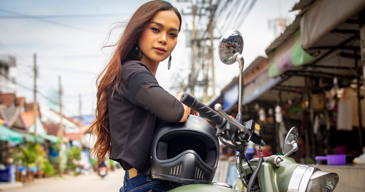 Ayol yashirin kamera bilan aylanib yuradi