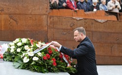 Pochowano adm. Józefa Unruga i jego żonę. "Wraca wasz dowódca. To wielki dzień dla Marynarki Wojennej i Polski"