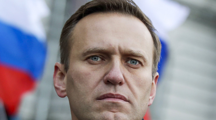 A 2020. szeptember 14-én közreadott képen Alekszej Navalnij orosz ellenzéki vezető és korrupcióellenes aktivista Borisz Nyemcov orosz ellenzéki vezető emlékére tartott felvonuláson vesz részt Moszkvában 2020. február 29-én. A német kormány közlése szerint francia és svéd laboratóriumok megerősítették, hogy Navalnijt a Novicsok elnevezésű harci idegmérgek csoportjába tartozó anyaggal mérgezték meg./  Fotó:MTI/AP/Pavel Golovkin