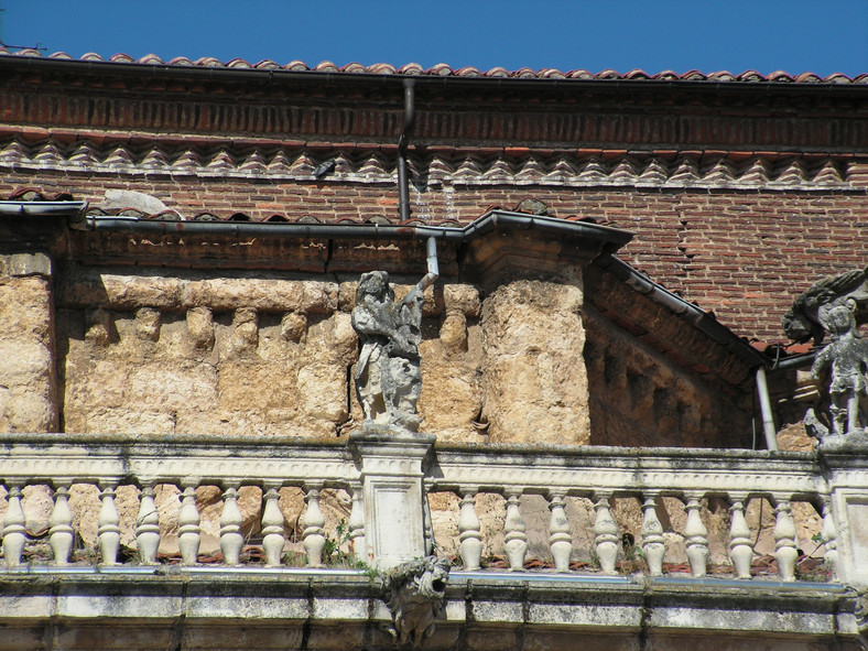 Attyka ratusza na Plaza Mayor w León