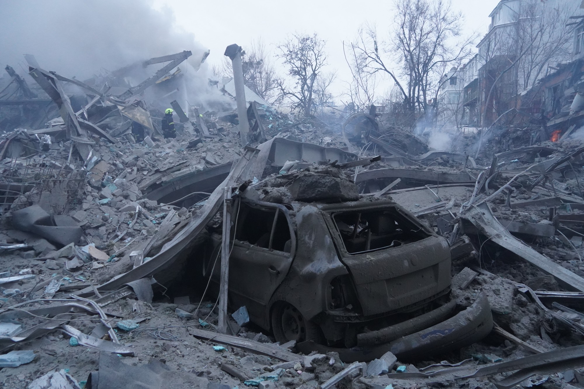 Hasiči zasahujú po raketovom útoku ruskej armády na obytnú budovu v ukrajinskom meste Charkov.