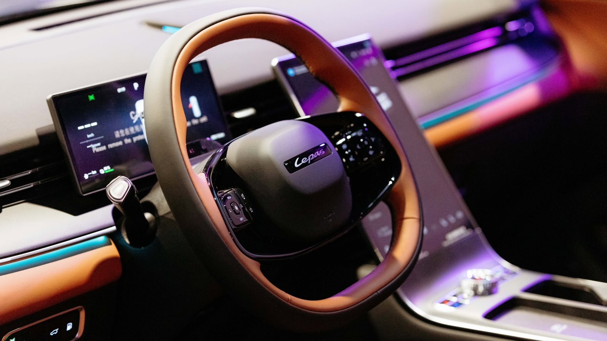 Chinezii au adus în România un nou SUV hibrid care promite 1.000 de km autonomie combinată. Cât costă modelul de lux al Lepas