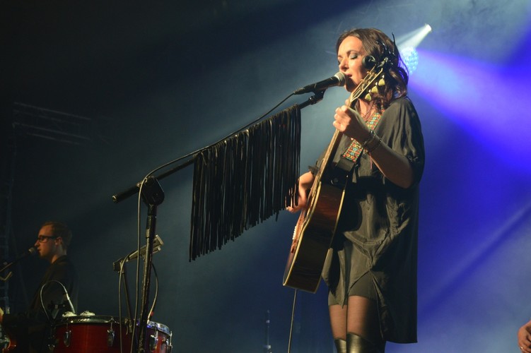 Kasia Kowalska na scenie klubu Stodoła. Warszawa, 25 listopada 2018 roku