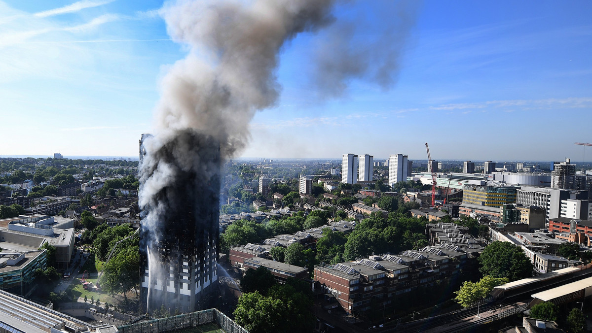 Polsko-angielska rodzina, która mieszkała w lokalu o numerze 99, jest poszukiwana po pożarze - informuje TVN24. Londyńska policja podaje, że w wyniku pożaru wieżowca mieszkalnego Grenfell Tower w zachodnim Londynie zginęło co najmniej sześć osób.