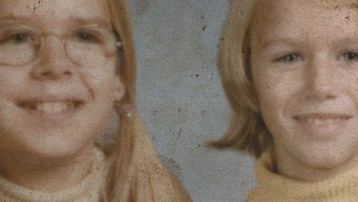 W kwietniu 1975 r. na przedmieściach Waszyngtonu zaginęły dwie dziewczynki, siostry Lyon. Śledztwo utknęło w miejscu, ciał nie odnaleziono, a zdarzenie uznano za niewyjaśnione. Jednak trzydzieści kilka lat później dzięki niestandardowym metodom i dociekliwości detektywów udało się wyjaśnić zagadkę. Rozwikłanie tej sprawy stanowi krok milowy w dziejach amerykańskiej kryminalistyki. Książkę o śledztwie autorstwa Marka Bowdena w tłumaczeniu Mariusza Gądka zaprezentuje Wydawnictwo Poznańskie. Premiera już 23 marca. Poniżej prezentujemy fragment.