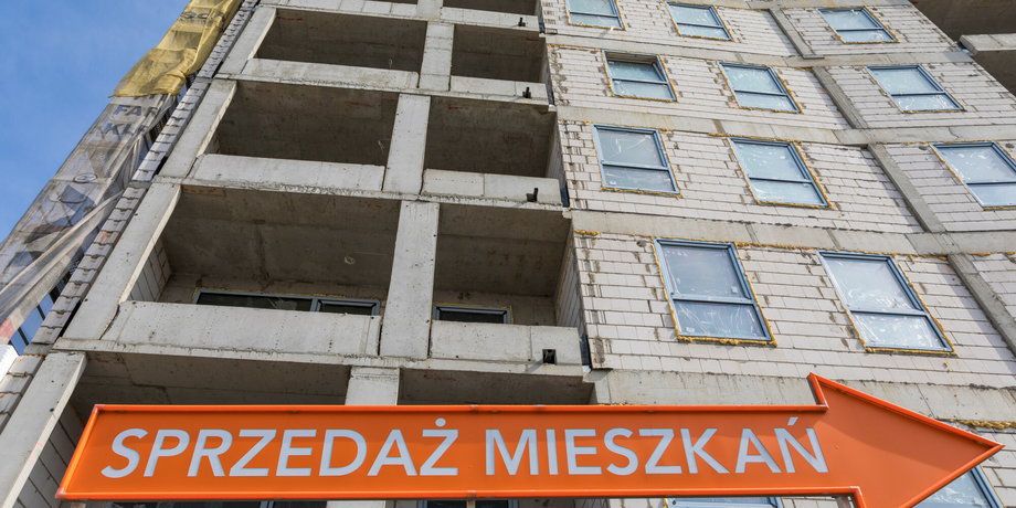 Po znacznym wzroście oprocentowania kredytów sprzedaż nowych mieszkań w Polsce wyraźnie spadła