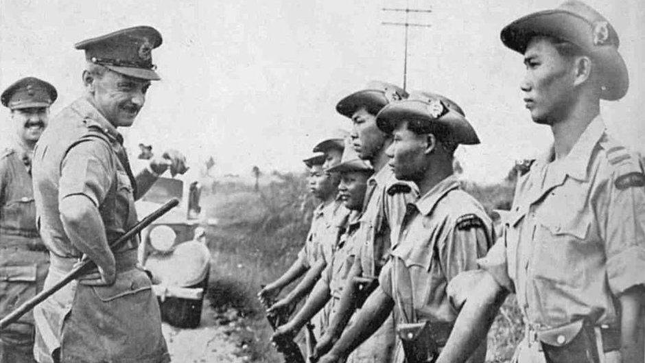 Wysoki Komisarz Malajów Sir Gerald Templer podczas przeglądu nowego oddziału Home Guard, 1952 r.<br>