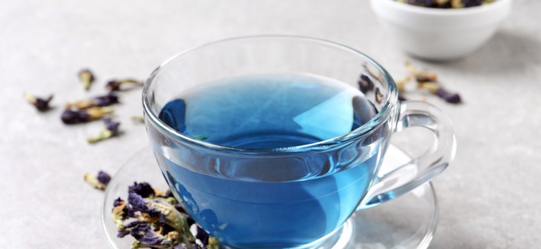 Niebieska herbata podbija świat. Wygląd to tylko jedna z jej niezwykłych właściwości