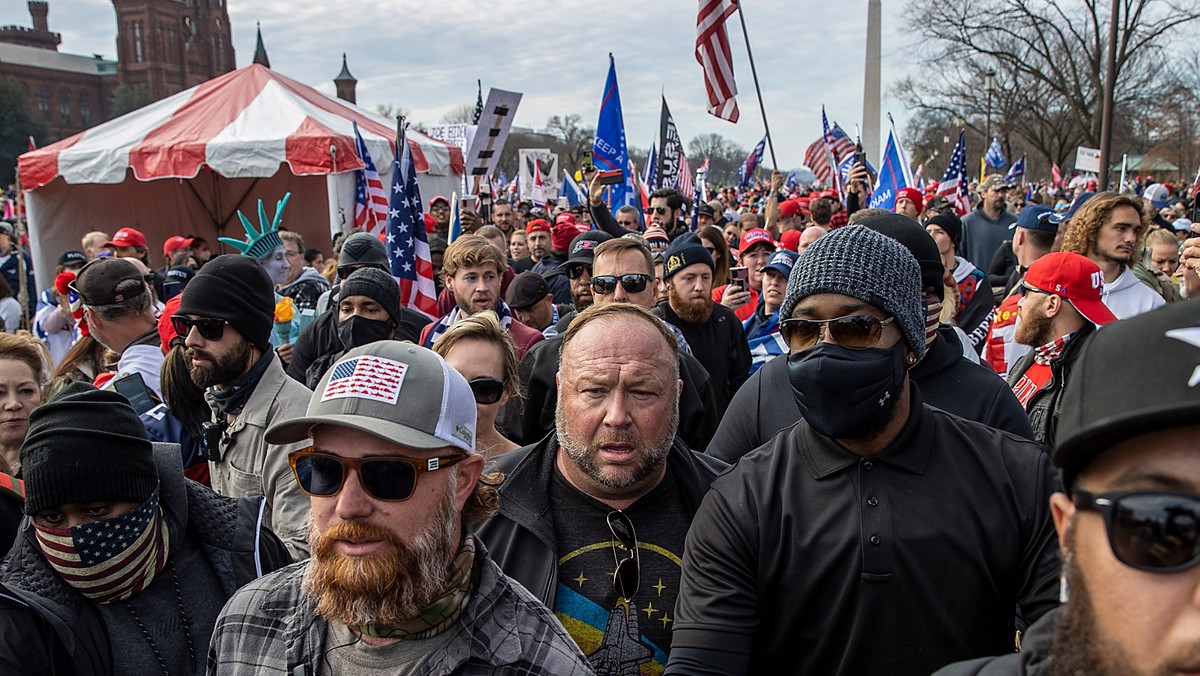 Alex Jones (w środku) podczas protestu zwolenników Donalda Trumpa przeciwko wynikom wyborów prezydenckich, Waszyngton, 12 grudnia 2020 r.