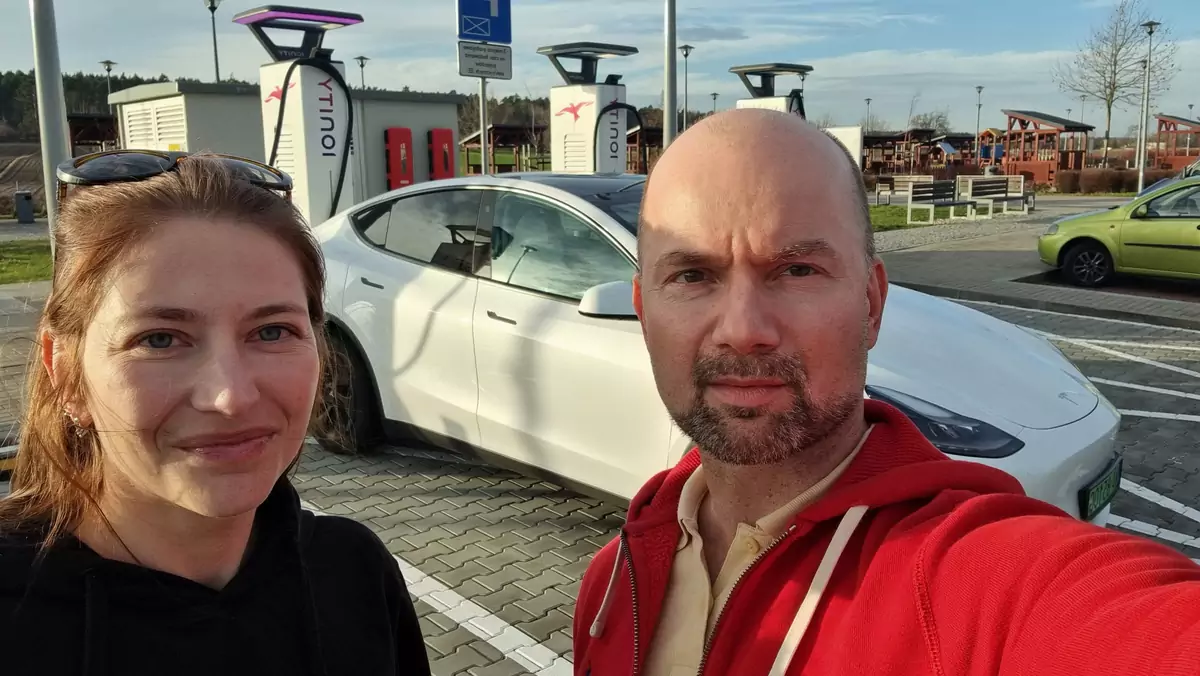 Renata i Paweł Ratajczakowie i ich Tesla na ładowarce Ionity