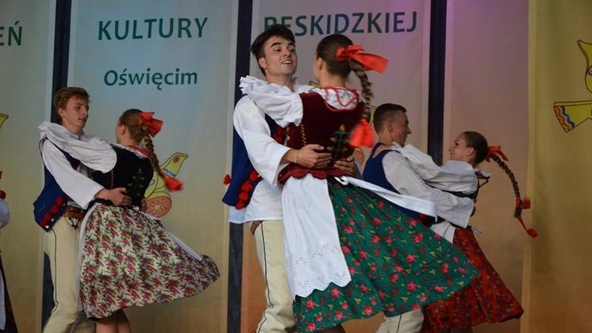 Tydzień Kultury Beskidzkiej, największa w Europie impreza prezentująca folklor, rozpoczął się w weekend. Na arenach m.in. w Żywcu, Wiśle i Szczyrku wystąpi przez dziewięć dni ok. 4 tys. artystów z kilkunastu krajów. Publiczność obejrzy ok. 70 koncertów.