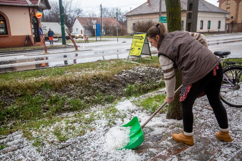 Brutális jégeső verte el reggel az ország déli részét ...