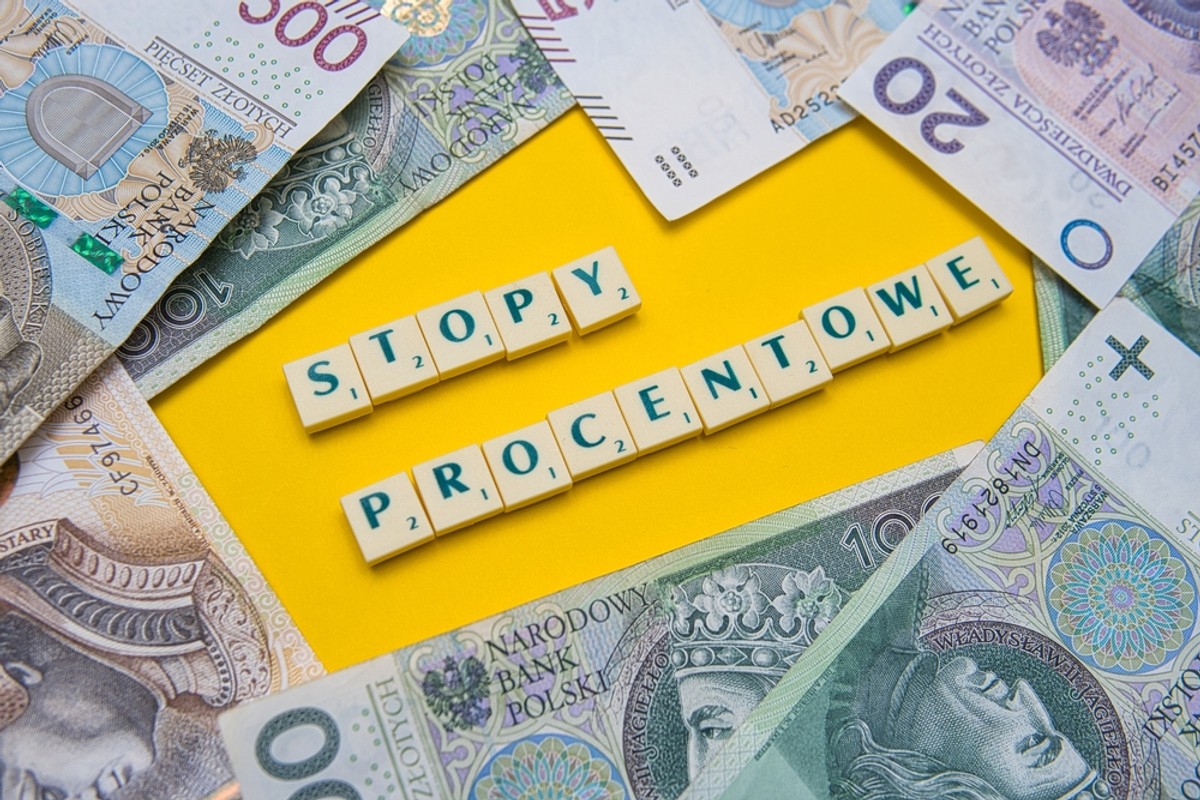 Zgodnie z formalną definicją stopy procentowe banku centralnego to cena, za jaką bank centralny udziela kredytu bankom komercyjnym lub po jakiej sprzedaje papiery wartościowe.