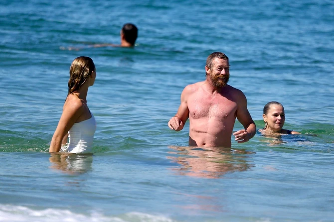 Sajmon Bejker pre nekoliko dana na plaži u Sidneju sa misterioznom devojkom i njenom mamom foto:  Mega/The Mega Agency 