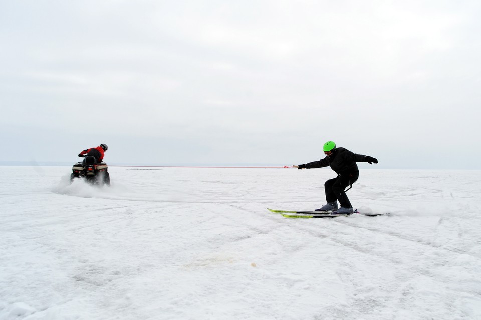 Snowkite na zamarzniętym Zalewie Wiślanym