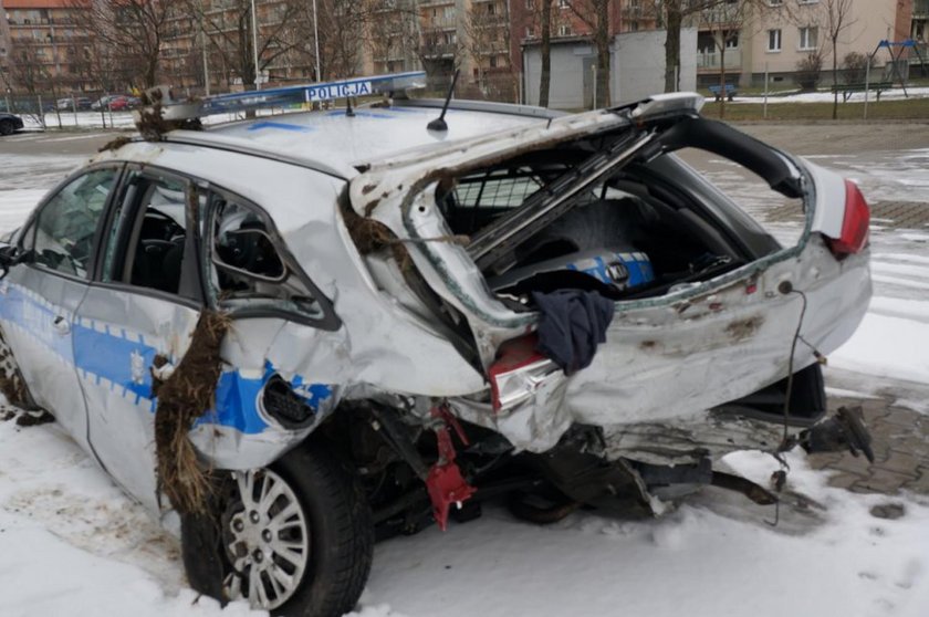 Wjechał radiowóz, ranni policjanci