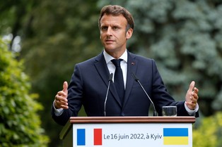 Macron będzie nadal rozmawiał z Putinem? Zawsze w "konsultacji z prezydentem Ukrainy"