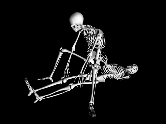 Pozycja seksualna Odwrócony jeździec. Kobieta siada tyłem do partnera. Mężczyzna kładzie się na plecach, zgina nogi w kolanach i podsuwa je w stronę klatki piersiowej, stopy dotykają podłogi, są lekko rozstawione. Na jego udach siada partnerka, jej nogi znajdują się między pośladkami kochanka.