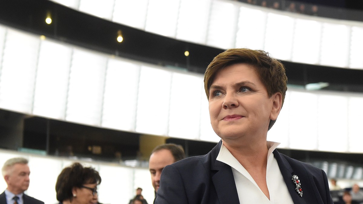 - W polskim interesie jest stabilizacja i umacnianie Unii Europejskiej w obliczu kryzysów na świecie - powiedziała premier Beata Szydło. Zaznaczyła, że naszemu państwu zależy na bardzo dobrych relacjach z sąsiadami, m.in. z Niemcami.