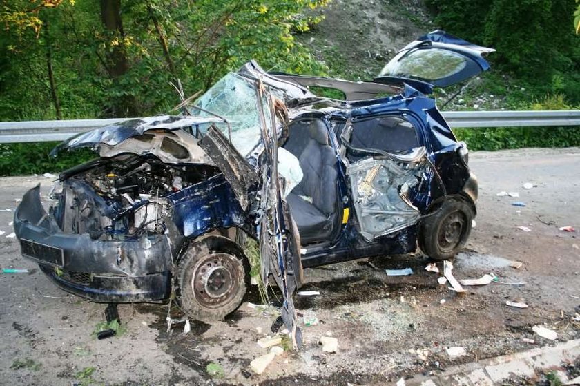 Pięcioro dzieci jechało autem! Nie żyją 15-latek i jego koleżanka!