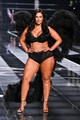 Ashley Graham pikáns, fekete fehérneműben, fekete angyalszárnyakkal lejtett végig a kifutón. 