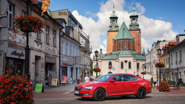 Odkrywamy historię Polski - Skodą Superb zwiedzamy Gniezno i okolicę