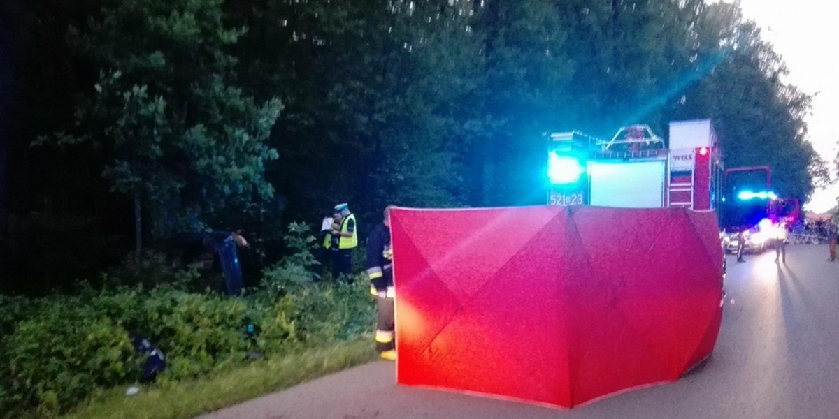 Policja i strażacy na miejscu wypadku, w którym zginął 21-latek