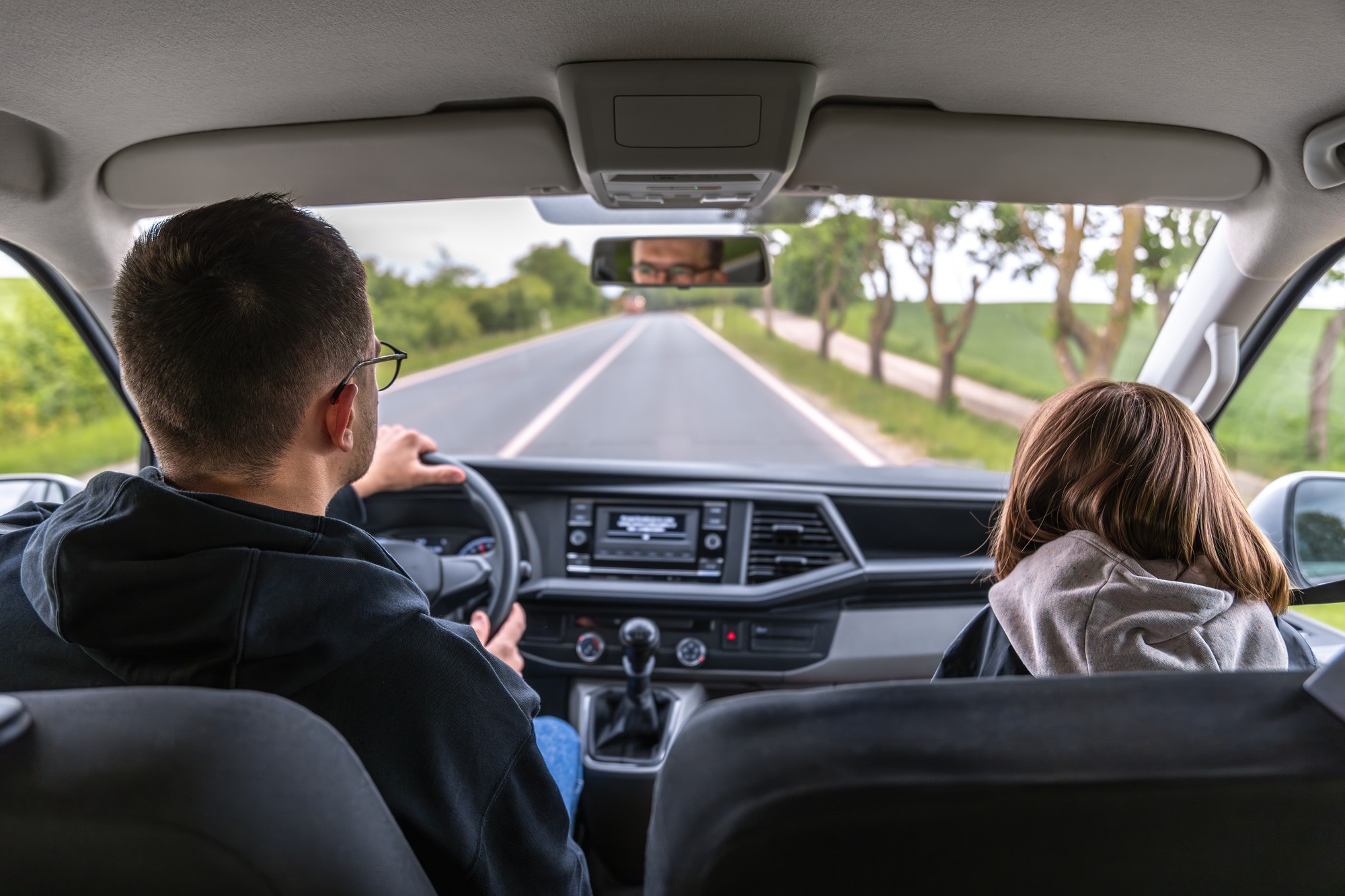 Vodič sleduje cestu pred sebou, pričom má ruky na volante a je plne pripravený zasiahnuť do riadenia v prípade potreby. 