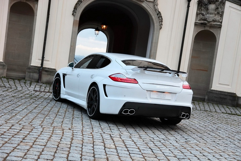 Porsche Panamera w wersji „Brak mi gustu”