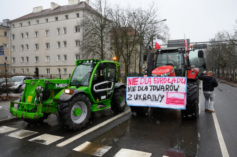 Protest rolników przed Wielkopolskim Urzędem Wojewódzkim w Poznaniu