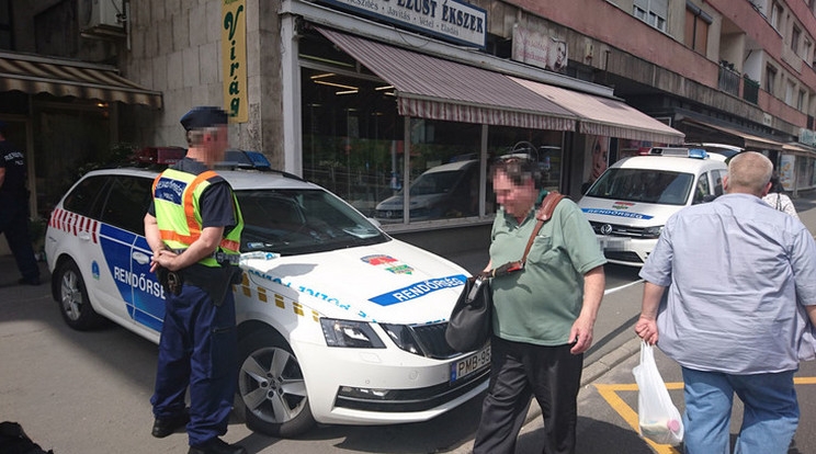 Még helyszíneltek a rendőrök, amikor a kollégáik már le is csaptak a támadóra / Fotó: Blikk