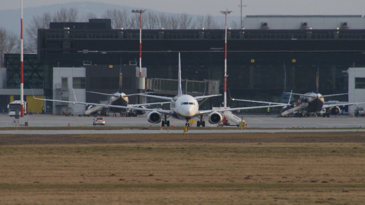 Dziś w nocy linie lotnicze wprowadzą letni rozkład lotów. Pasażerowie Kraków Airport będą mogli skorzystać z 70 połączeń regularnych oraz z 10 czarterowych. Letnia siatka będzie obowiązywać do 29 października 2016 roku.