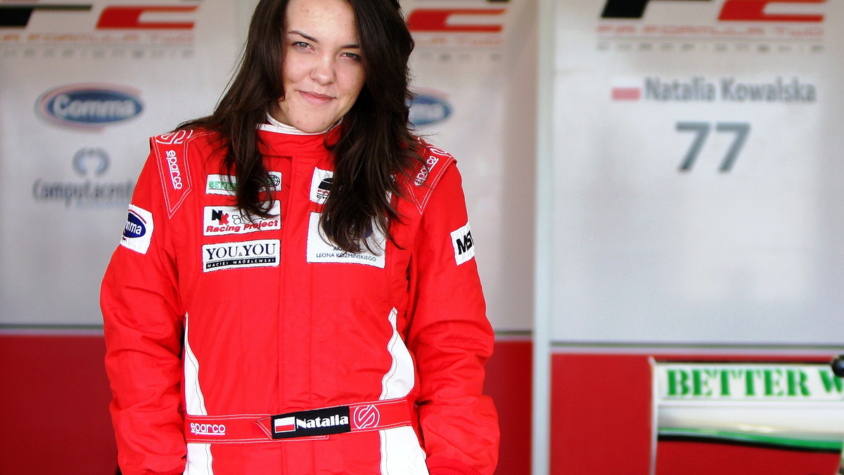 Po 18 miesiącach , po kilku operacjach ręki, miesiącach ćwiczeń i rehabilitacji, Natalia Kowalska wraca do bolidu. Będzie startować w serii GP3.