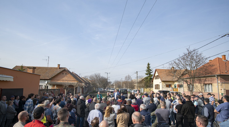 A Miniszterelnöki Sajtóiroda által közreadott képen Orbán Viktor kormányfő, a Fidesz elnöke (k) beszédet mond Makón, Lázár János országgyűlési képviselő, kormánypárti képviselőjelölt (mellette, b) utcafórumán 2022. március 29-én. / Fotó: MTI/Benko Vivien Cher