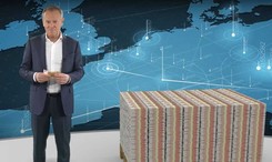 Tusk pokazuje banknot, paletę banknotów, cały stadion palet. 'To nie są patrioci, to są idioci'