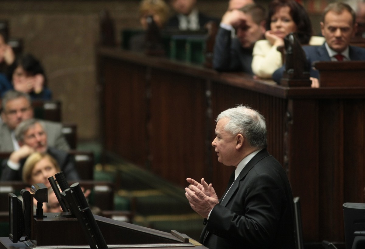 Zawiadamiający wskazał, że jego zdaniem Jarosław Kaczyński mógł popełnić przestępstwo