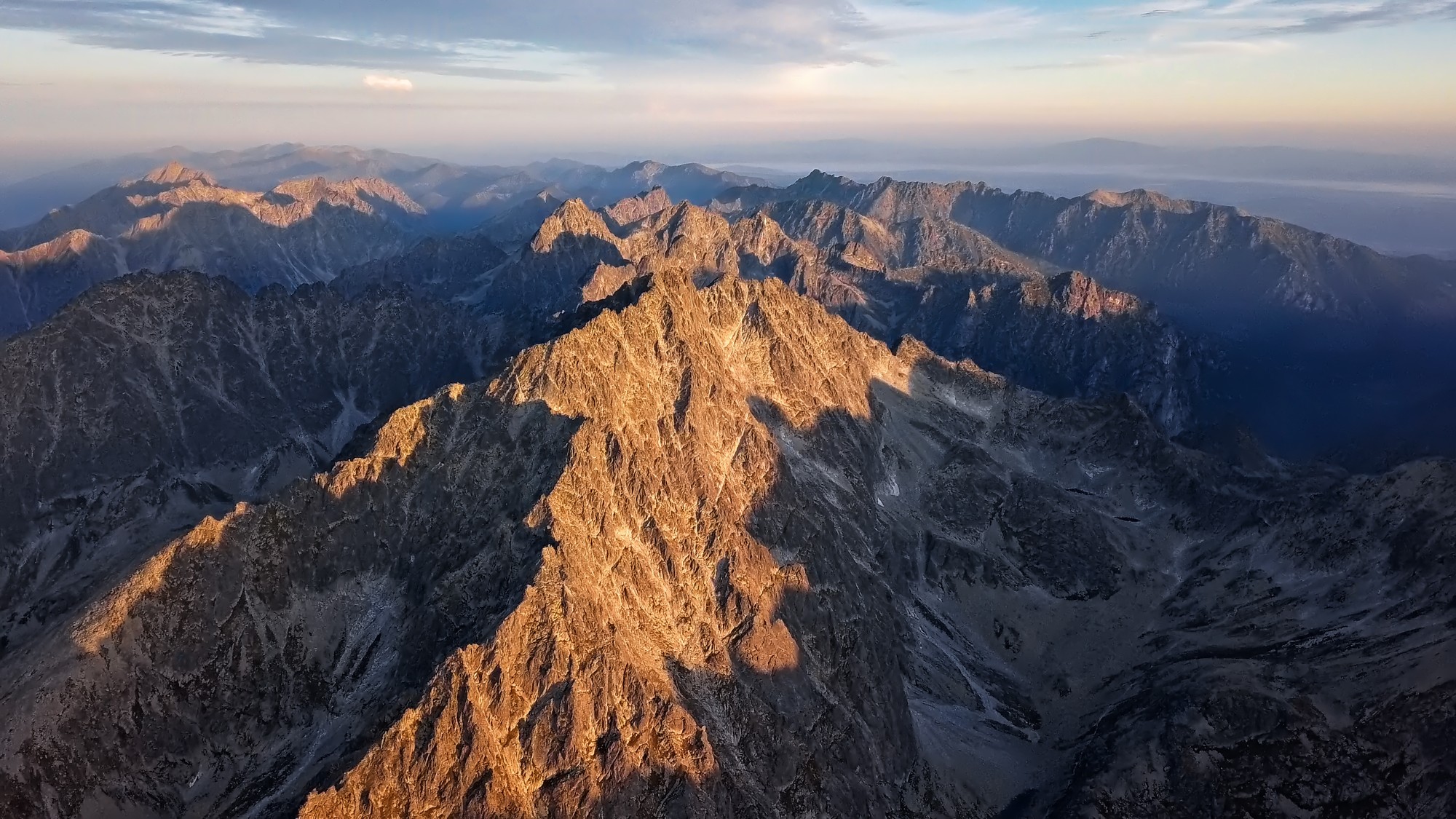 Vysoké Tatry lákajú množstvo turistov (ilustračné foto).