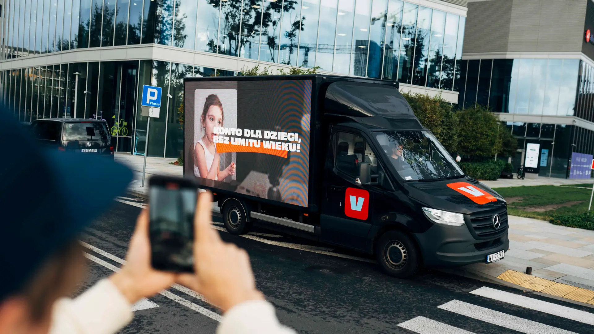 Niepokojąca ciężarówka w Warszawie. "Konto dla dzieci bez limitu"