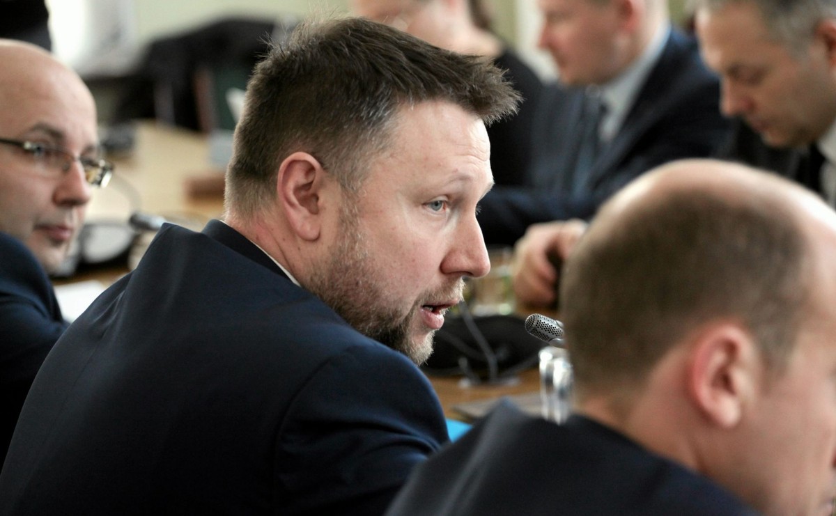 "Ja jestem bardzo konsekwentny i niemal od początku tej kadencji mówię, że największym szkodnikiem w tym rządzie jest Antonii Macierewicz. W sytuacjach bardzo niepewnych jeśli chodzi o politykę międzynarodową mamy człowieka, który rozmontowuje polską armię" - ocenił Kierwiński.