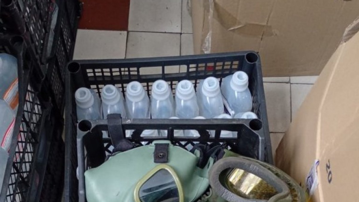 GAS MASKE, MOTOROLE, PETARDE, RADIO STANICE Evo šta su pripadnici UKP danas pronašli i zgradi Rektorata (FOTO)