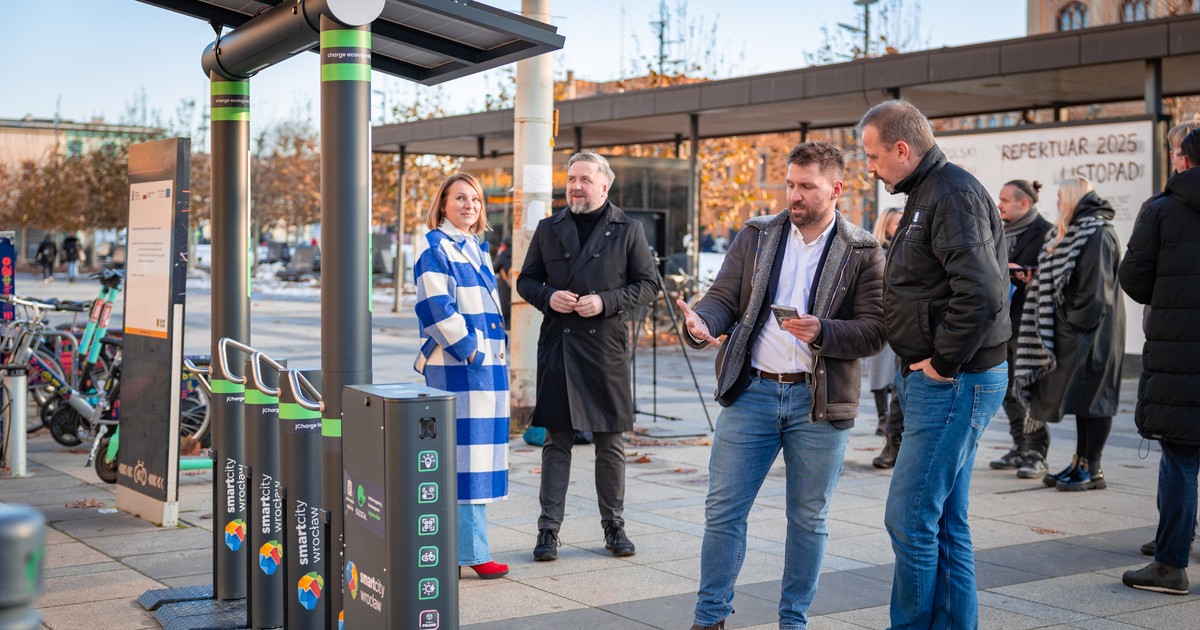 Solarne stacje do ładowania hulajnóg i rowerów elektrycznych
