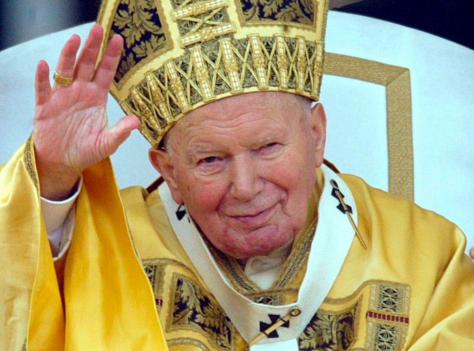 Jan Paweł II sfotografowany 25 grudnia 2002 roku w Watykanie, pozdrawiający wiernych na Placu Świętego Piotra