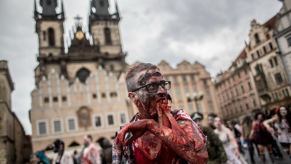 Rémisztő: Zombik vonultak végig Prágán - Galéria