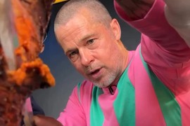 Bred Pit ušao u kuhinju i KRENUO DA PROSIPA SVOJU MAGIJU, žene odlepile i samo se pitaju da li ovaj čovek može biti savršeniji, a onda se IZBLAMIRAO ZA SVE PARE